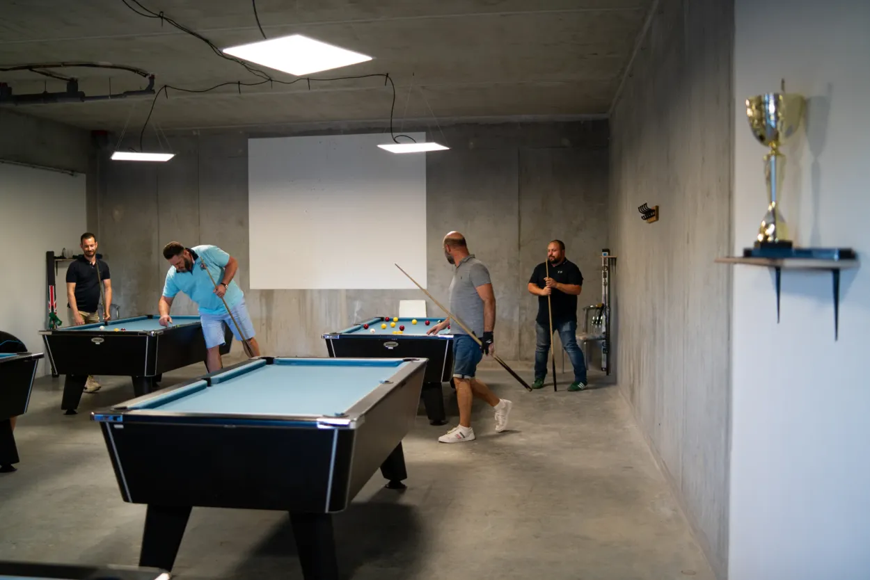 Joueurs du Poitiers Billard Club à l’entraînement, trophée du club au premier plan