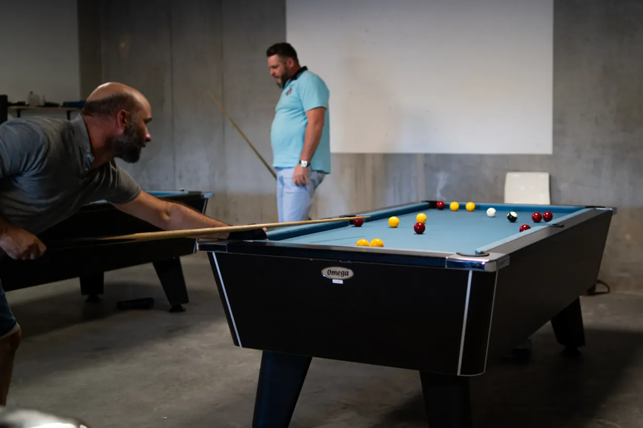 Joueur en train de viser sur une table de billard anglais